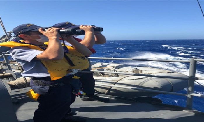 Batmak Üzere Olan 45 Kişilik Göçmen Teknesi İçin Arama-Kurtarma Çalışması Yapılıyor