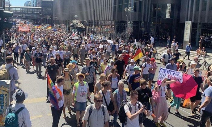 BERLİN’DE KORONAVİRÜS KARŞITI PROTESTOLAR ENGELLENDİ!