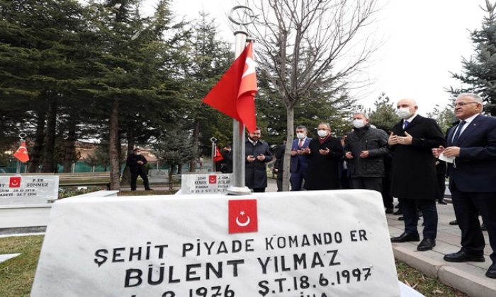 Millî Savunma Bakanı Hulusi Akar ile Ulaştırma ve Altyapı Bakanı Adil Karaismailoğlu, Kayseri’de Şehitliği Ziyaret Etti