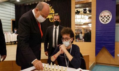 Cumhurbaşkanı Ersin Tatar, satranç turnuvasında sporcularla bir araya geldi