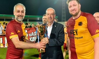 Cumhurbaşkanı Ersin Tatar, 9.Güner Batmazoğlu Masterler Anı Futbol Turnuvası’nı izledi