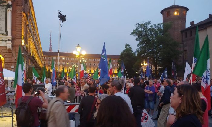 «Россия с нами, и с нами Бог»: В Турине прошла демонстрация против русофобии