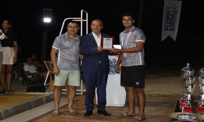 Cumhurbaşkanı Ersin Tatar, Dr. Fazıl Küçük Oyunları çerçevesinde düzenlenen “Famagusta Cup” hentbol turnuvasının final gecesine ve ödül törenine katıldı