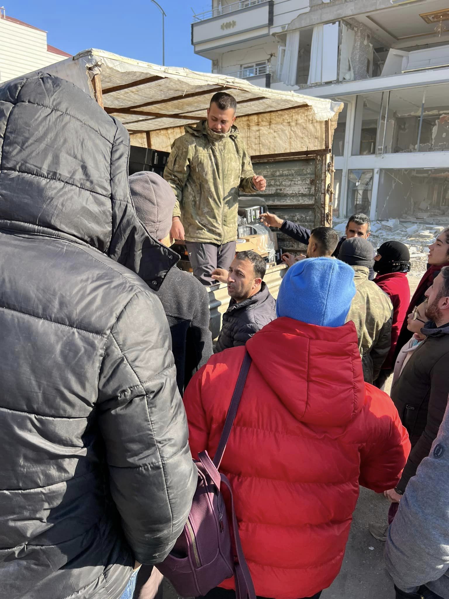 Bir 6 kişi, ayakta duran insanlar ve açık hava görseli olabilir