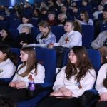 “Birleşik Rusya” Petropavlovsk-Kamchatsky’nin okul çocukları için sinemaya bir gezi düzenledi