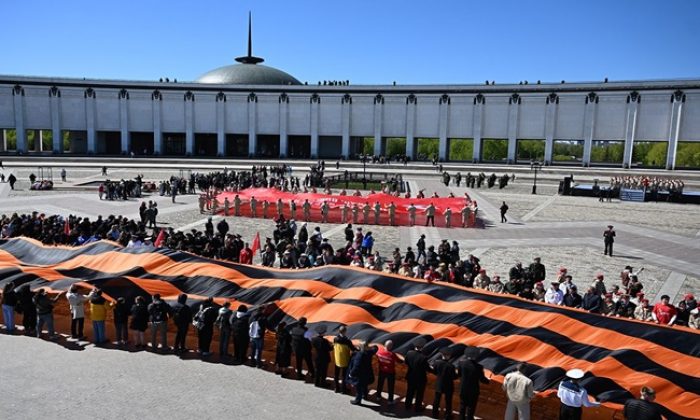 МГЕР, «Волонтёрская Рота» и «Юнармия» развернули на Поклонной горе 300-метровую Георгиевскую ленту и 200-метровое Знамя Победы