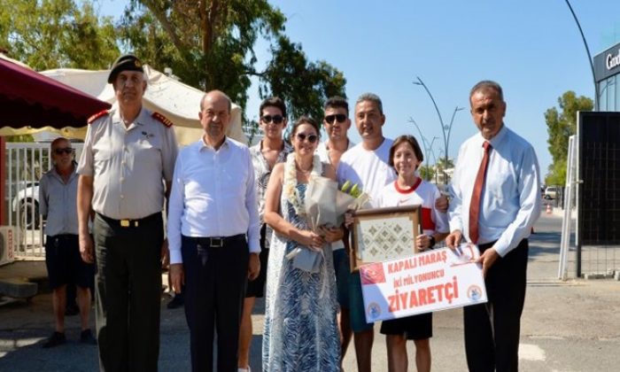 Cumhurbaşkanı Ersin Tatar’ın katılımıyla Maraş’ta 2 milyonuncu ziyaretçiye hediye takdim edildi