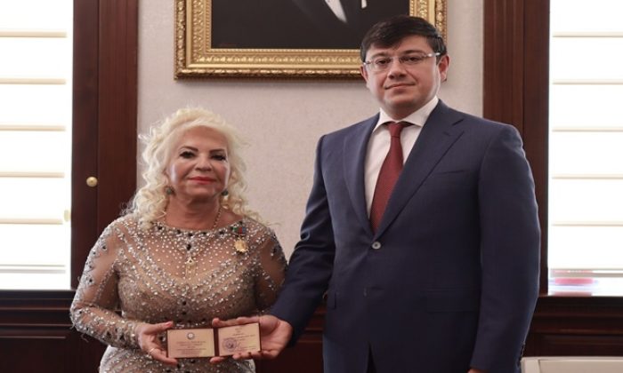 Fransada yaşayan Azərbaycan əsilli pianoçu medalla təltif edilib