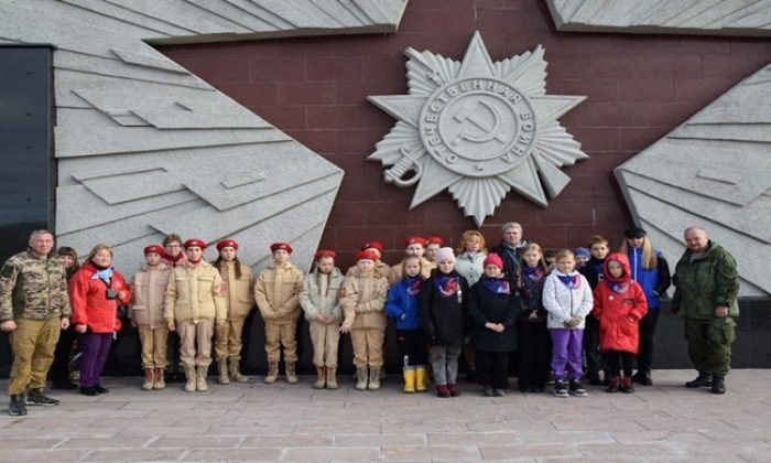 Murmansk bölgesinde Birleşik Rusya, okul çocukları için Zafer Vadisi anıtına bir gezi düzenledi